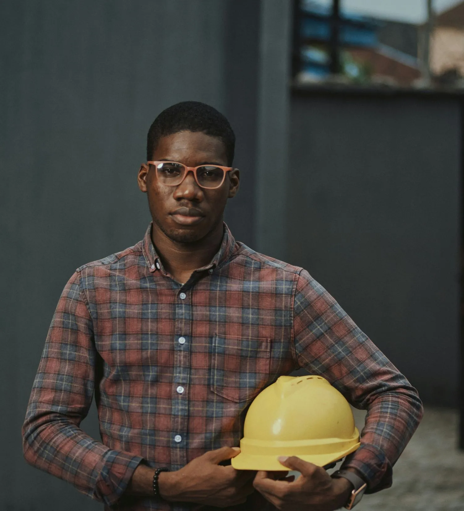 Alex, conducteur de travaux, casque sous le bras, face à la caméra