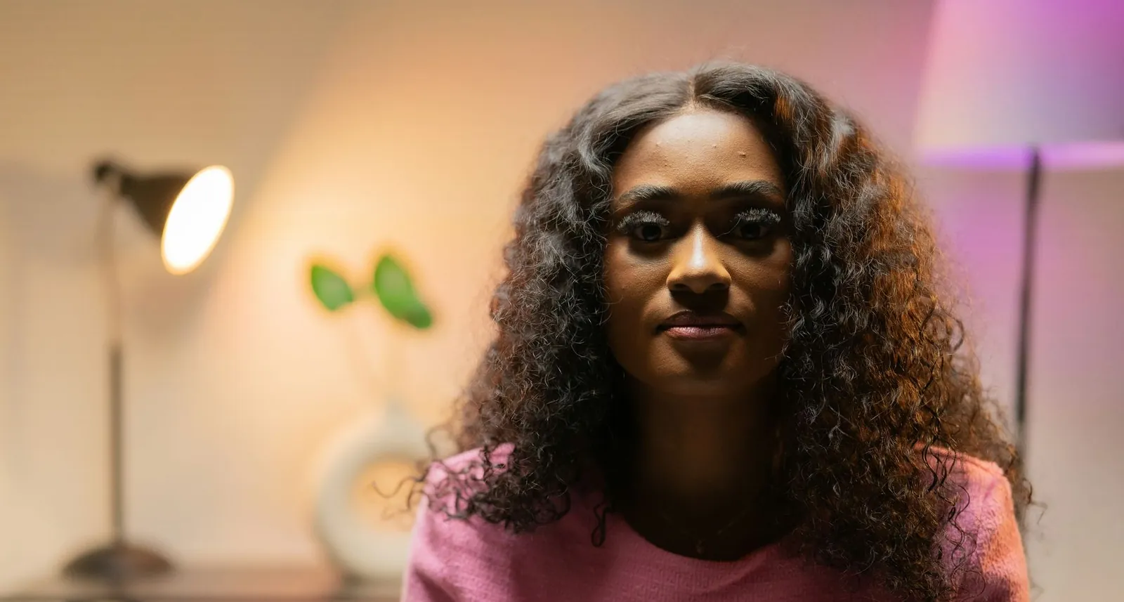 Naima, propriétaire d'une exploitation agricole, chez elle face à la caméra