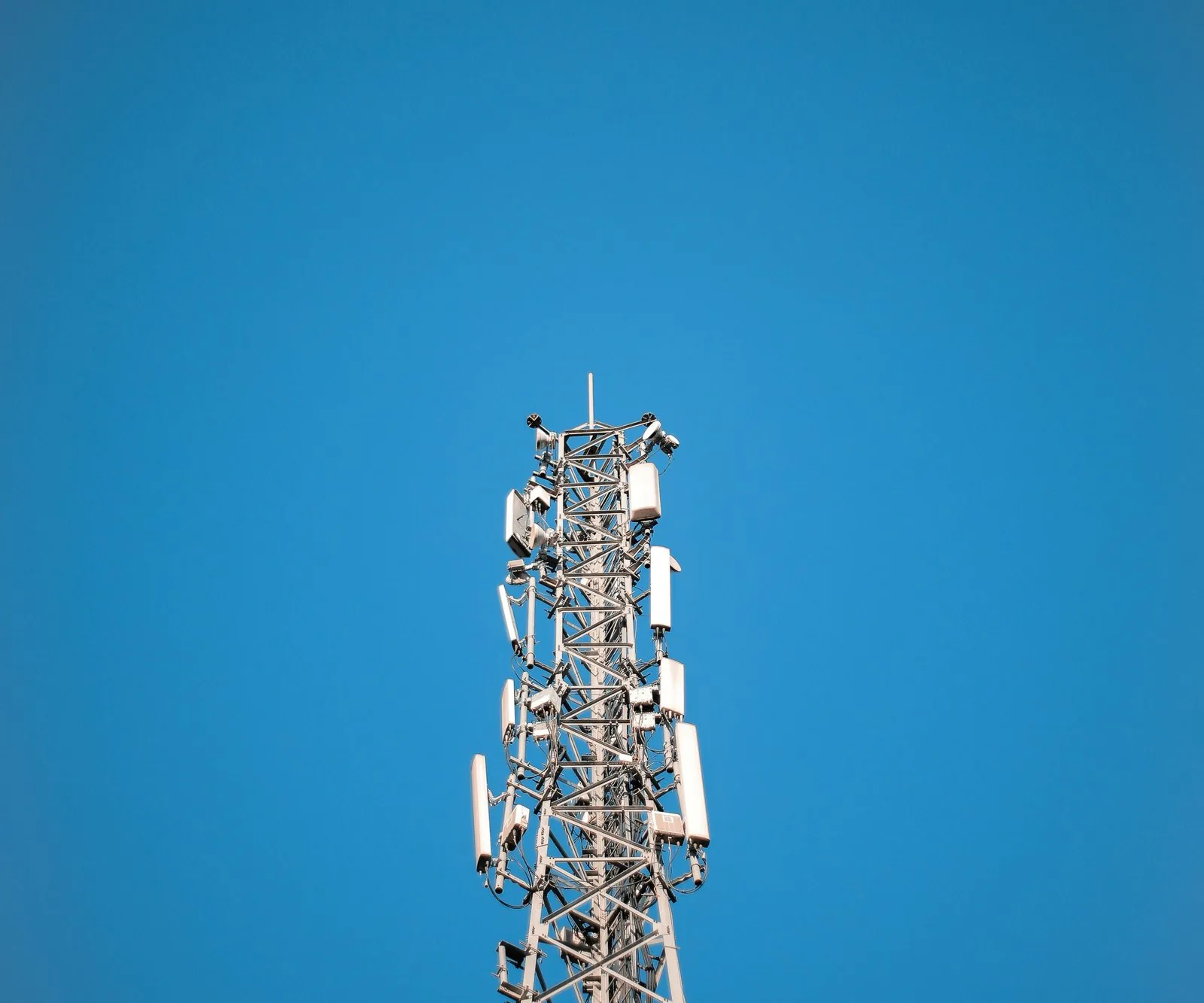 Photo de preuve envoyée par l'équipe : le pylône du site 14 monté, sous un ciel bleu