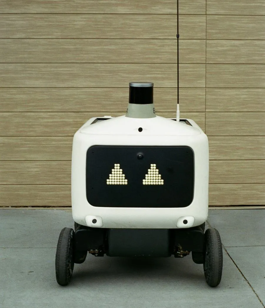 Un robot de livraison autonome sur un trottoir