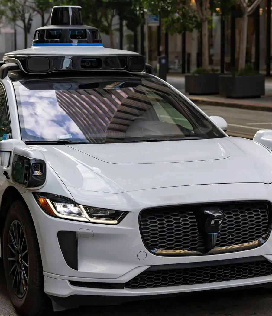 Une voiture autonome équipée de capteurs dans une rue